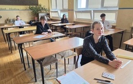 Uczniowie podczas egzaminu &oacute;smoklasisty