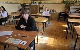 Uczniowie podczas egzaminu &oacute;smoklasisty