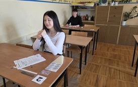 Uczniowie podczas egzaminu &oacute;smoklasisty