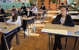 Uczniowie podczas egzaminu &oacute;smoklasisty