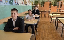 Uczniowie podczas egzaminu &oacute;smoklasisty