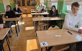 Uczniowie podczas egzaminu &oacute;smoklasisty