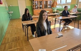 Uczniowie podczas egzaminu &oacute;smoklasisty