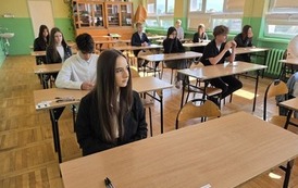 Uczniowie podczas egzaminu &oacute;smoklasisty