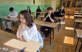 Uczniowie podczas egzaminu &oacute;smoklasisty