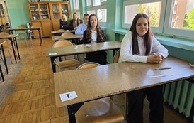 Uczniowie podczas egzaminu &oacute;smoklasisty