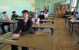 Uczniowie podczas egzaminu &oacute;smoklasisty
