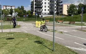 Uczeń w miasteczku ruchu drogowego