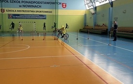 Uczennica pokonuje slalom