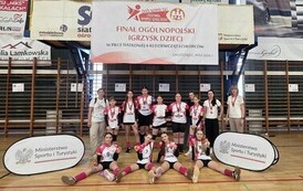 Drużyna z nauczycielem i rodzicami