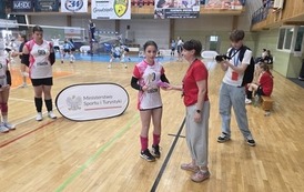 Nikola Szlompek odbiera gratulacje