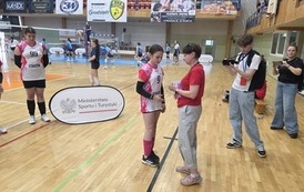 Nikola Szlompek odbiera nagrodę