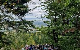 Uczniowie na platformie widokowej