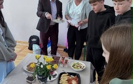 Dyrektor plac&oacute;wki z nauczycielem WFu podczas kosztowania smakołyk&oacute;w