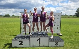 Wicemistrzynie wojew&oacute;dztwa w sztafecie olimpijskiej ze staszowskiej dw&oacute;jki na podium