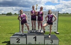 Mistrzynie wojew&oacute;dztwa w sztafecie 4x100 m na podium