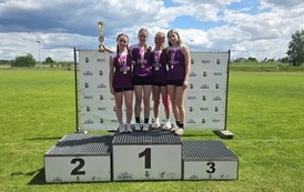 Mistrzynie wojew&oacute;dztwa w sztafecie 4x100 m na podium