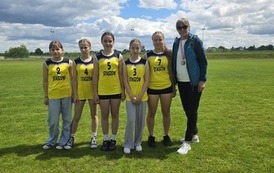 Sztafeta 4x100 m dziewcząt z nauczycielem