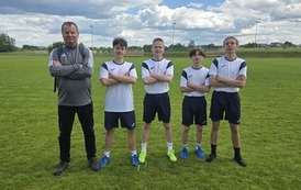 Sztafeta olimpijska chłopc&oacute;w z nauczycielem