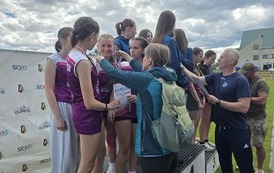Dekoracja sztafety olimpijskiej dziewcząt