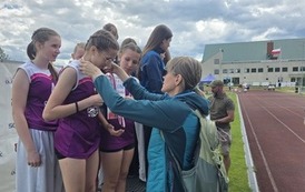 Dekoracja sztafety olimpijskiej dziewcząt