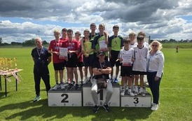 Najlepsze sztafety 4x100 m chłopc&oacute;w na podium w kategorii igrzyska dzieci