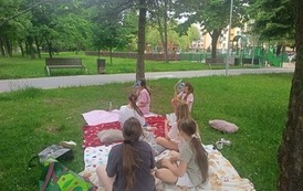 Uczennice na kocach czytają ulubione książki