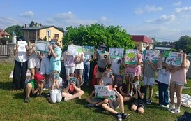Uczniowie klasy 4B z plakatami promującymi akcję Czytanie na Polanie