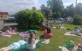 Uczniowie klasy 4B czytają fragmenty lektury placu przy szkole