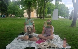 Dwie uczennice klasy 4B z ulubionymi książkami
