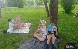 Uczniowie klasy 4B podczas czytania w Parku im. A. Bienia