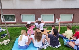 Uczniowie i uczniowie klasy 4C ze swoimi ulubionymi lekturami