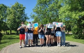 Uczniowie klasy 7C z plakatami promującymi akcję Czytanie na Polanie