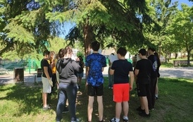 Klasa 7C podczas czytania Zemsty w parku miejskim