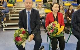 Wicedyrektorzy szkoły z bukietami kwiat&oacute;w