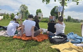 Uczniowie z klasy 6A podczas akcji Czytanie na polanie