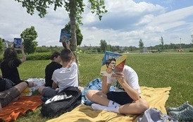 Uczniowie z klasy 6A z książkami w Parku im. G&oacute;rnik&oacute;w Siarkowych