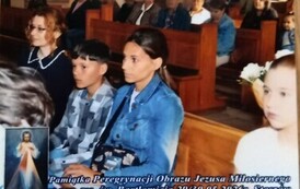 Przedstawiciele uczni&oacute;w wraz z nauczycielami podczas Mszy Świętej