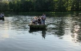 Uczniowie i flisacy na łodziach podczas spływu