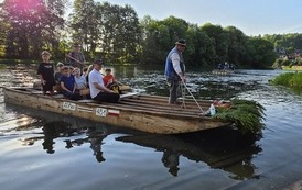 Uczniowie klasy 4C, pilot wycieczki i flisacy tuż przed zakończeniem spływu