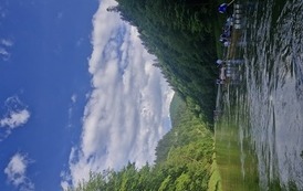 Uczniowie i flisacy na łodziach podczas spływu