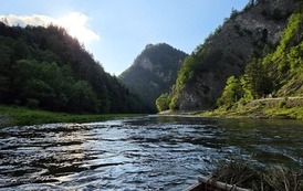 Widok na g&oacute;ry z tratwy flisackiej