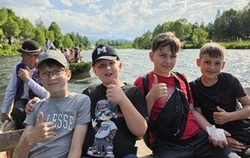 Czterej uczniowie klasy 4A na tratwie