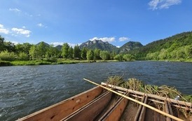 Widok z oddali na Trzy Korony z łodzi flisackiej