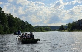 Łodzie flisackie na tle pięknego krajobrazu Pienin w czasie spływu