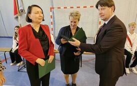 Dyrektor Szkoły wręcza nagrody nauczycielom
