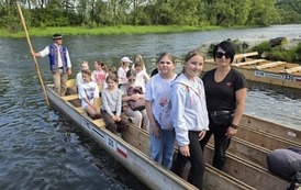 Uczennice klasy 4B z nauczycielką na tratwie