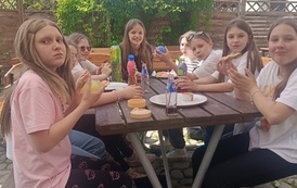 Uczennice klasy 4B podczas posiłku w pizzerii