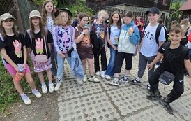 Grupa czwartoklasist&oacute;w demonstruje buty po wędr&oacute;wce w wąwozie