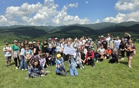 Uczestnicy wycieczki na Polanie Dubantowskiej &ndash; zdjęcie grupowe